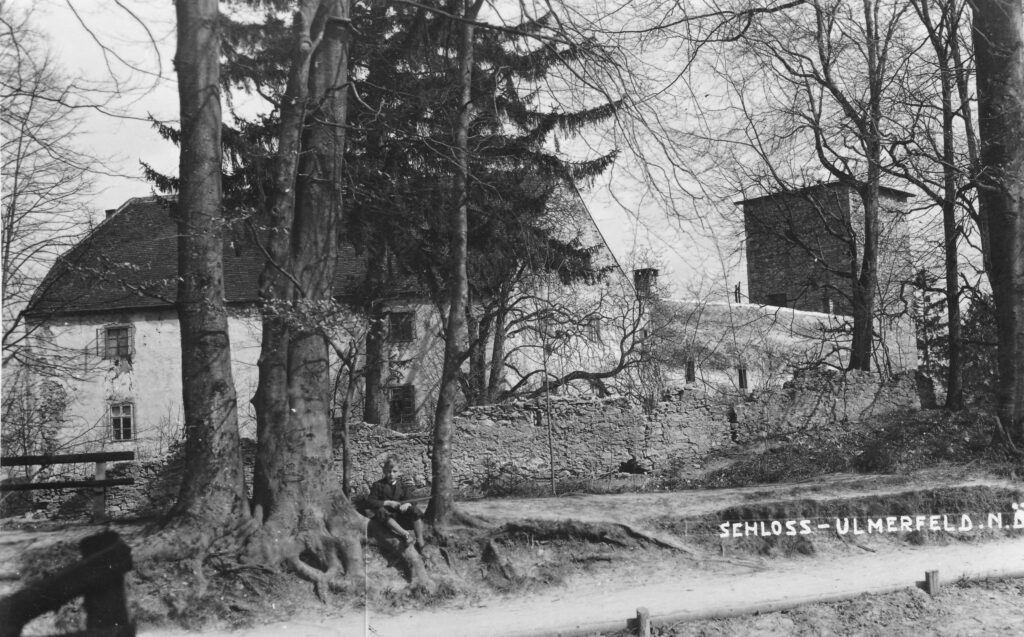 Schloss Ulmerfeld mit Mauer um 1930